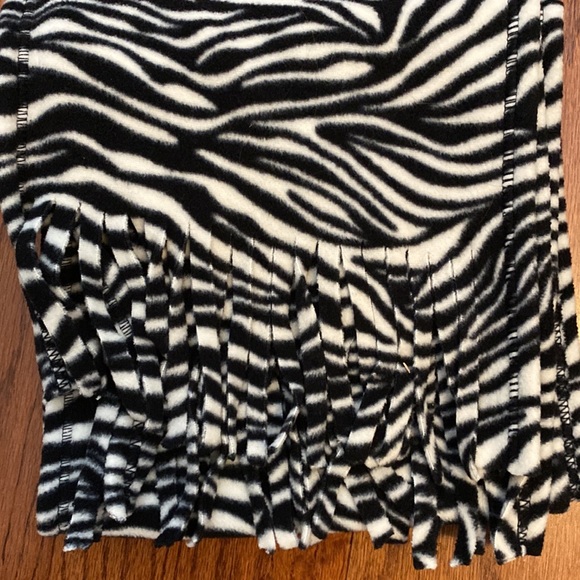 Zebra Pattern winter black & white scarf/wrap - one size - Picture 6 of 9